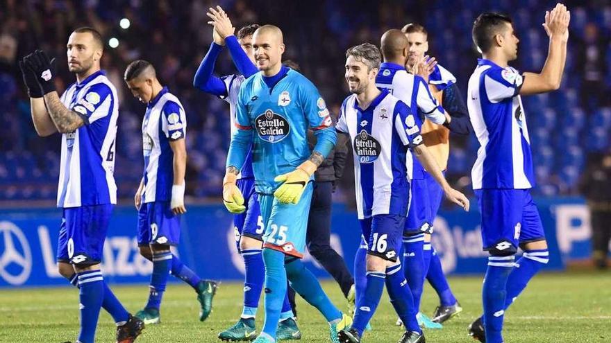 Los futbolistas del Deportivo agradecen al público de Riazor su apoyo tras el 3-1 de anteayer frente al Betis.