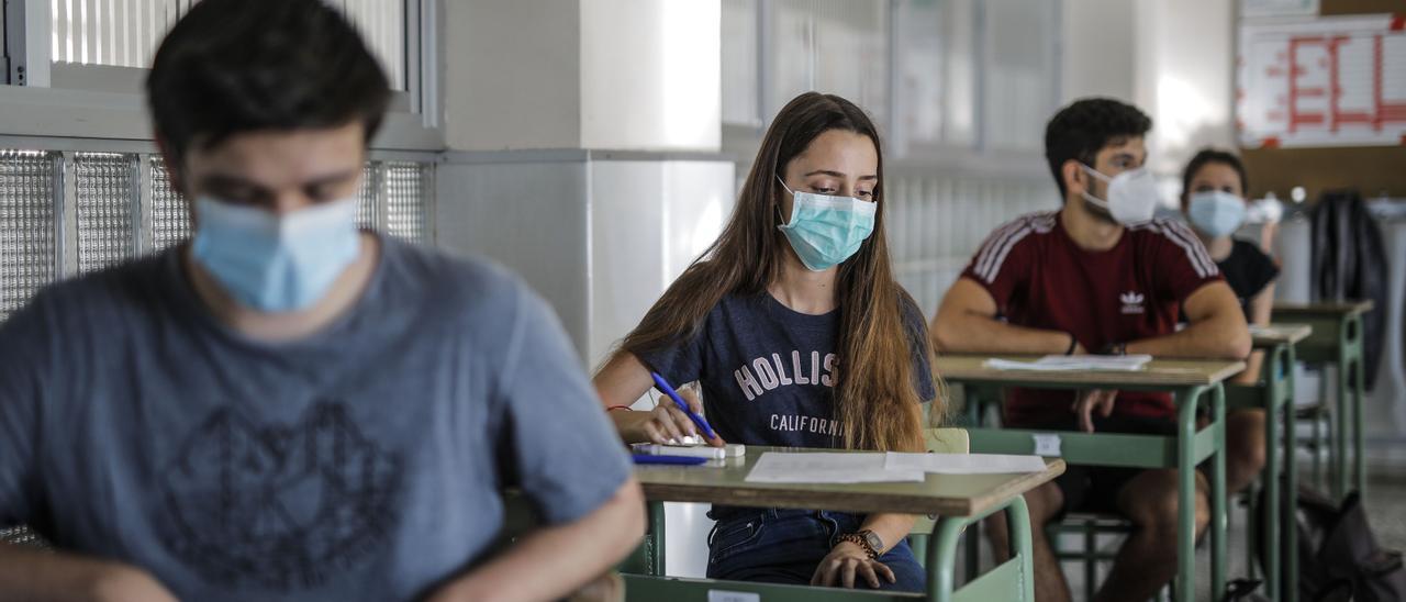 Las universidades ordenan a los estudiantes por la nota media combinada de la EBAU y el Bachillerato.