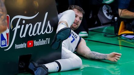 Luka Doncic en una acción accidentada ante Boston Celtics