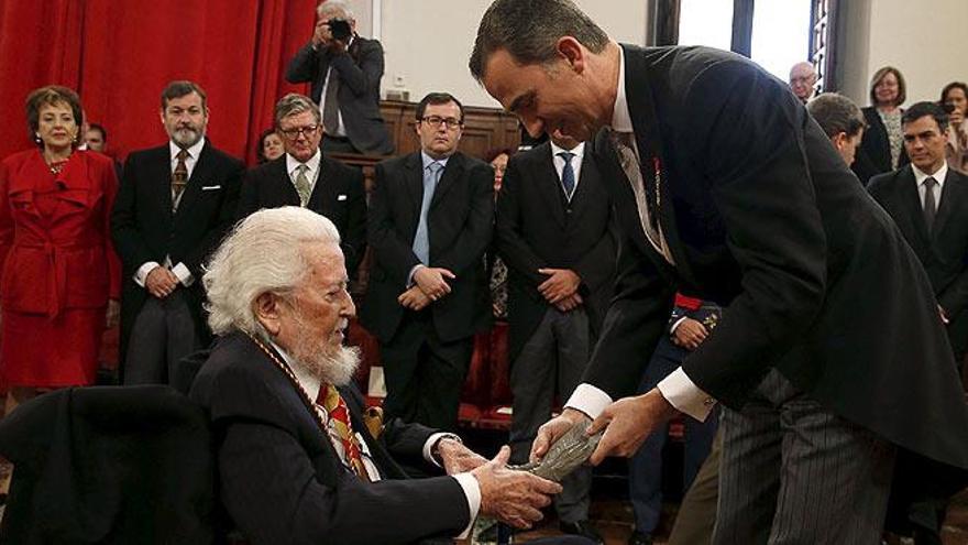 El rey ensalza la capacidad de mestizaje del español al entregar el premio Cervantes