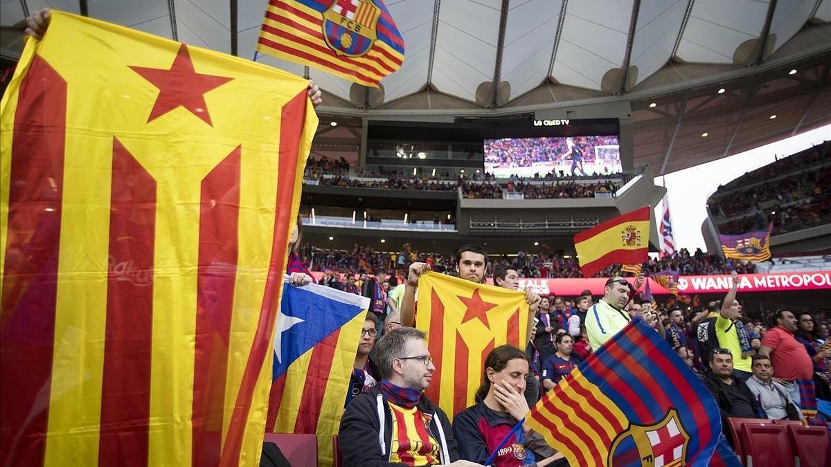 Estelades y una bandera de España antes del comienzo de la final