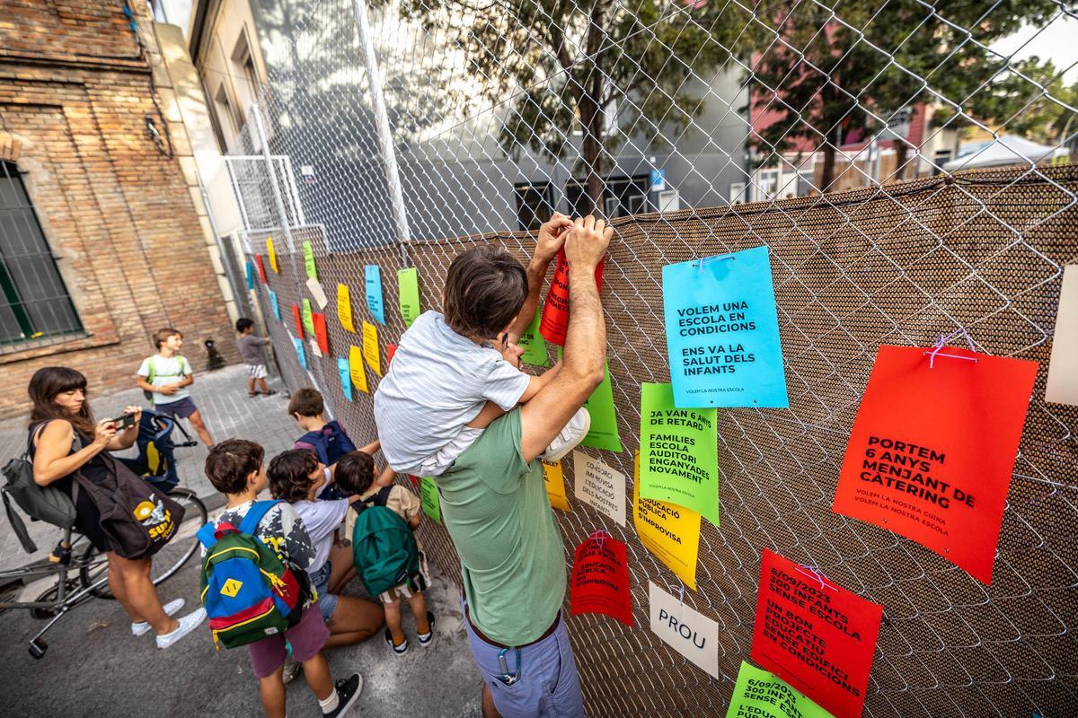 Pancartas en las vallas del patio provisional ganado a la calzada en la escuela Auditori, en Barcelona, este miércoles.