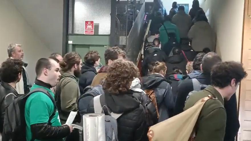 Estudiantes entran a la UCM durante la protesta universitaria