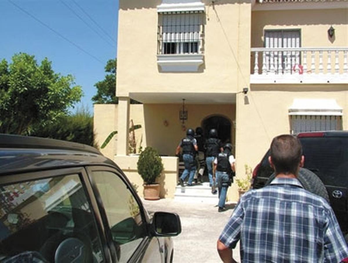 Registro. Efectivos de la Udyco en la operación ´Arenal´ por la que se investiga a los agentes.