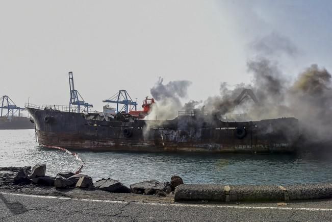 Incendio de un barco en el Muelle Reina Sofia