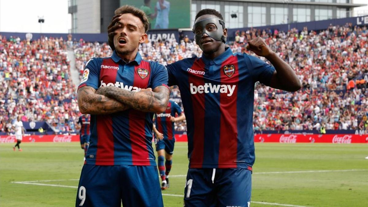 Roger y Boateng durante el derbi ante el Valencia