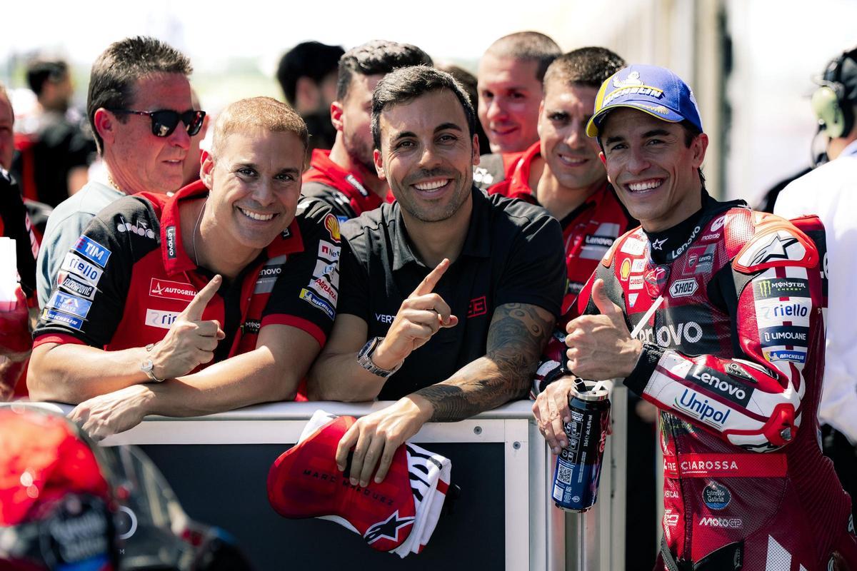 Javi Ortiz, mécanico de Marc Márquez, y José Luis Martínez, asistente del campeón, comparten la victoria de hoy con el piloto catalán.