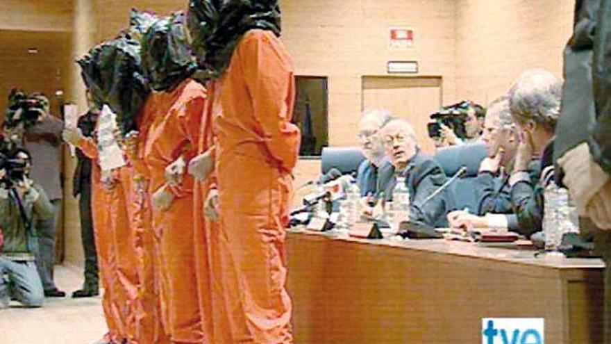 Jóvenes vestidos como presos de Guantánamo interrumpen la conferencia de Piqué.