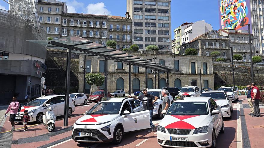 Los taxistas de Vigo valoran suprimir descansos ante la posible llegada de los VTC