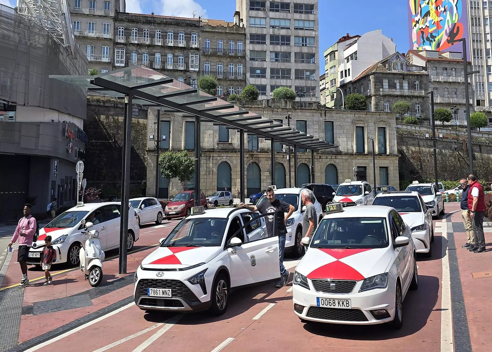 Los taxistas de Vigo valoran suprimir descansos ante la posible llegada de los VTC
