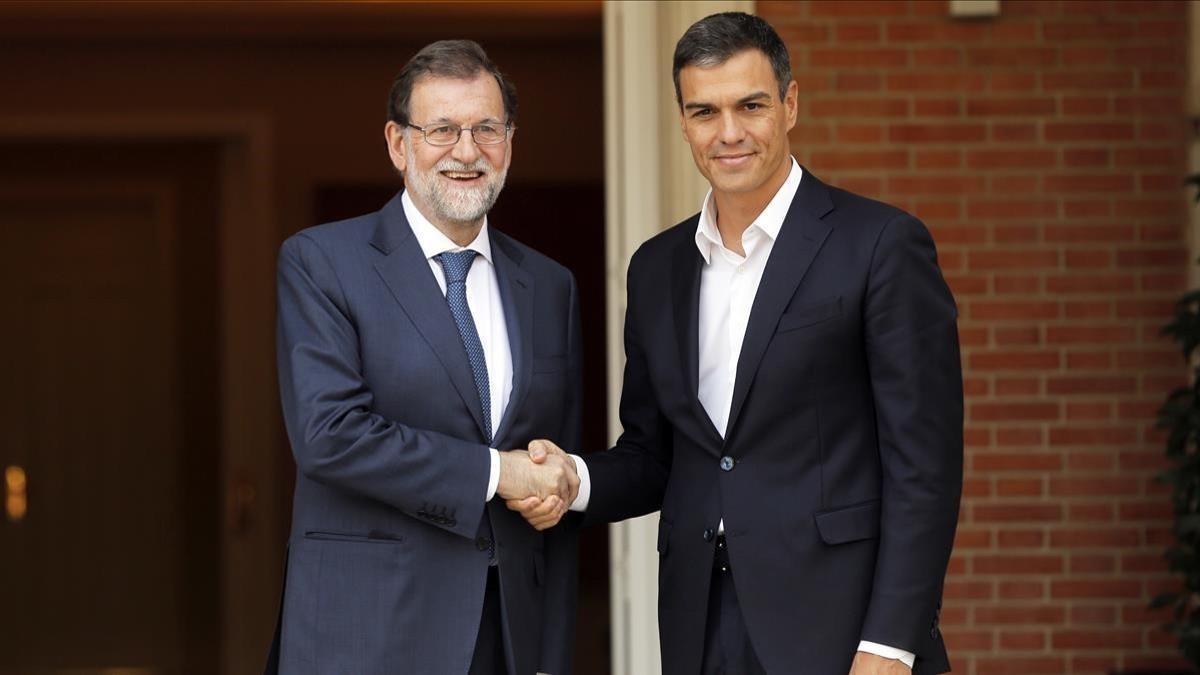 Rajoy y Sánchez se saludan, este jueves, antes de reunirse en la Moncloa.