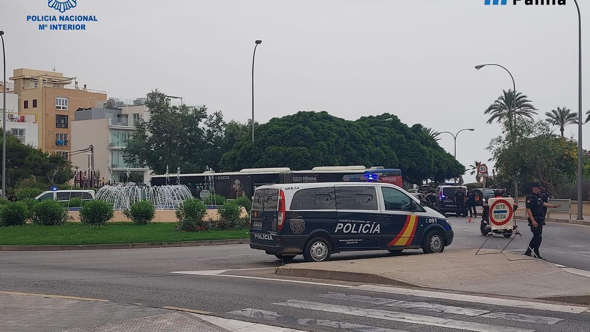 Agentes de la Policía Nacional, durante un control en Palma.