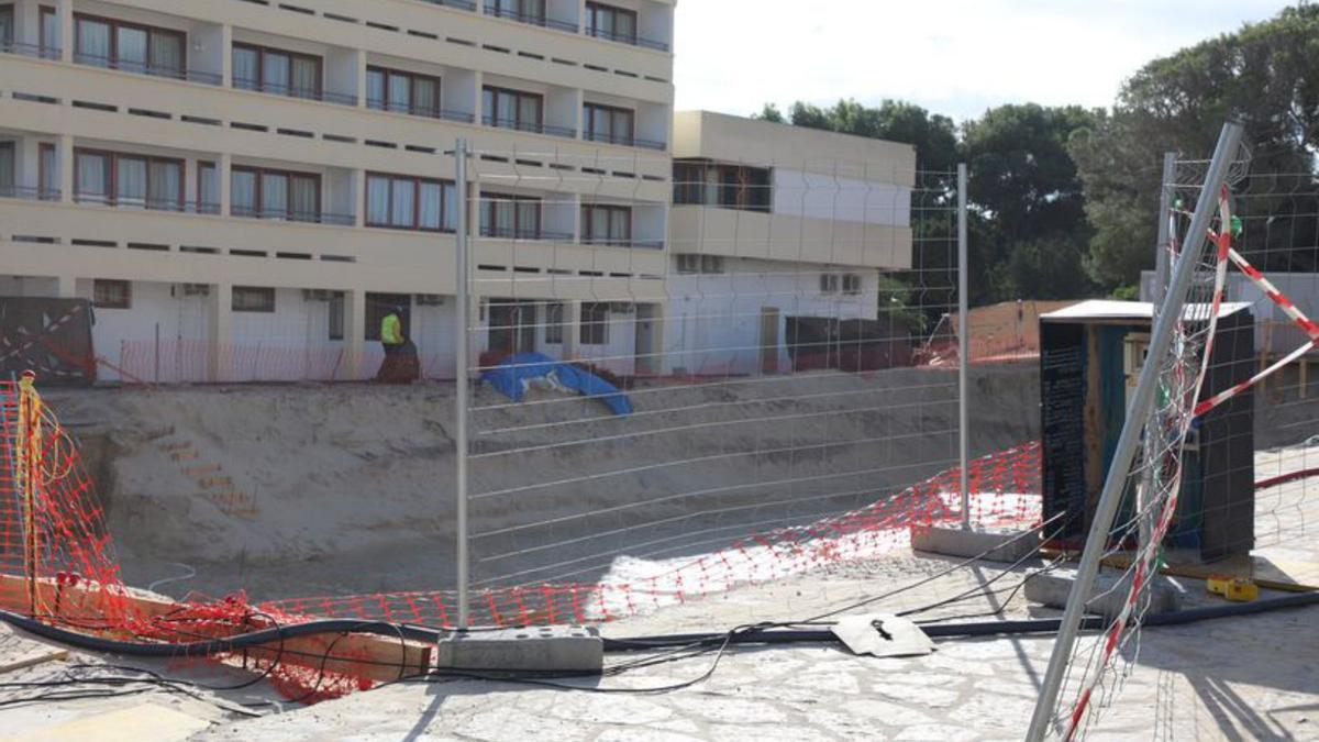 La promotora del edificio de lujo en es Pujols vierte agua de mar al alcantarillado público | C. C. 