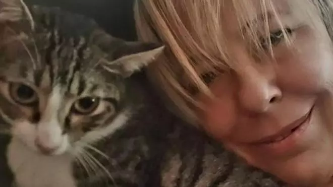 Una británica compra una finca para acoger a sus 100 gatos, pero una familia la ocupa