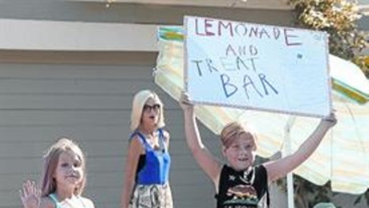 Tori Spelling vende limonada con sus hijos_MEDIA_1