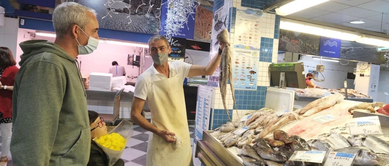 Mostrador de una carnicería en La Recova chicharrera.