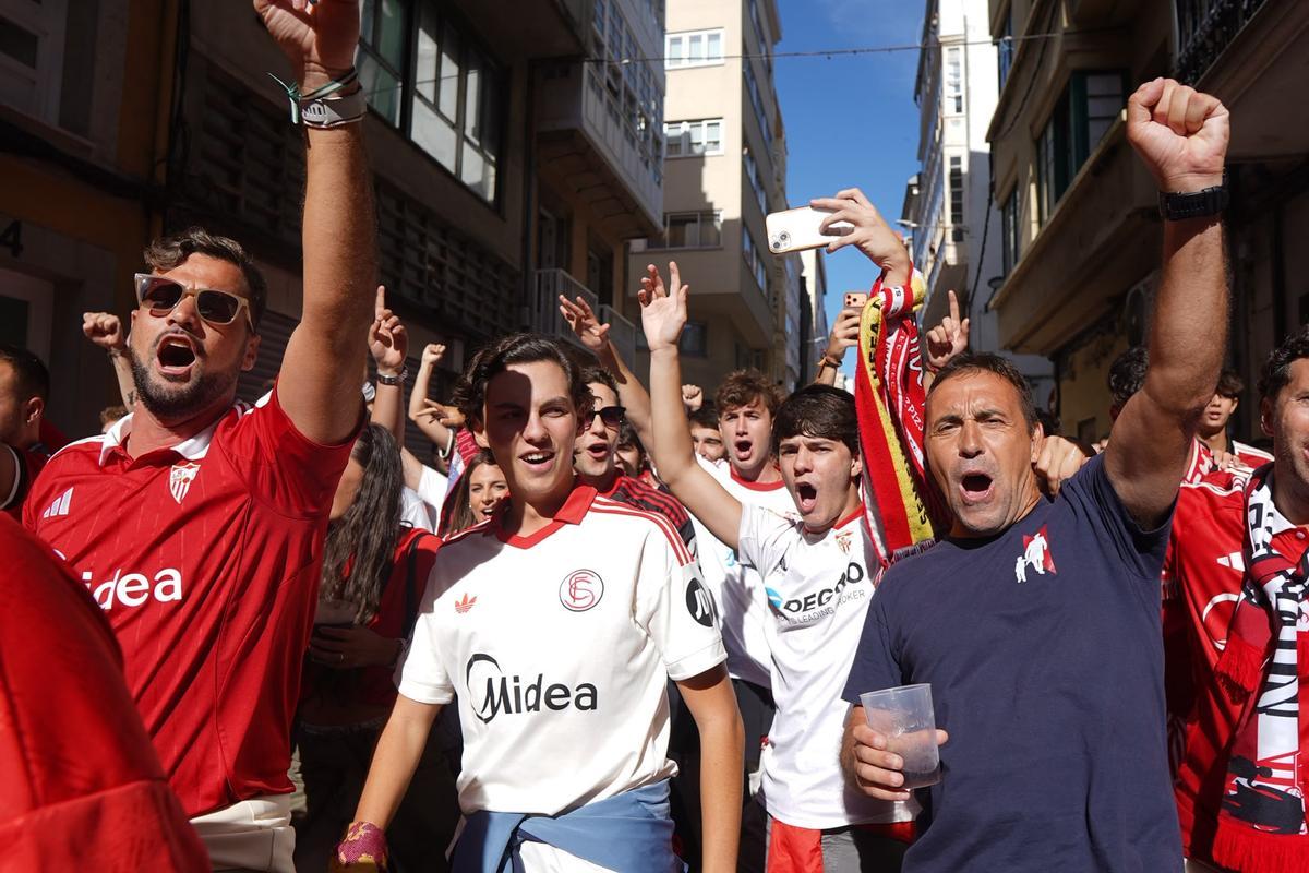 Aficionados del Sevilla por las calles de A Coruña antes del partido del Deportivo Aficionados del Sevilla por las calles de A Coruña antes del partido del Deportivo