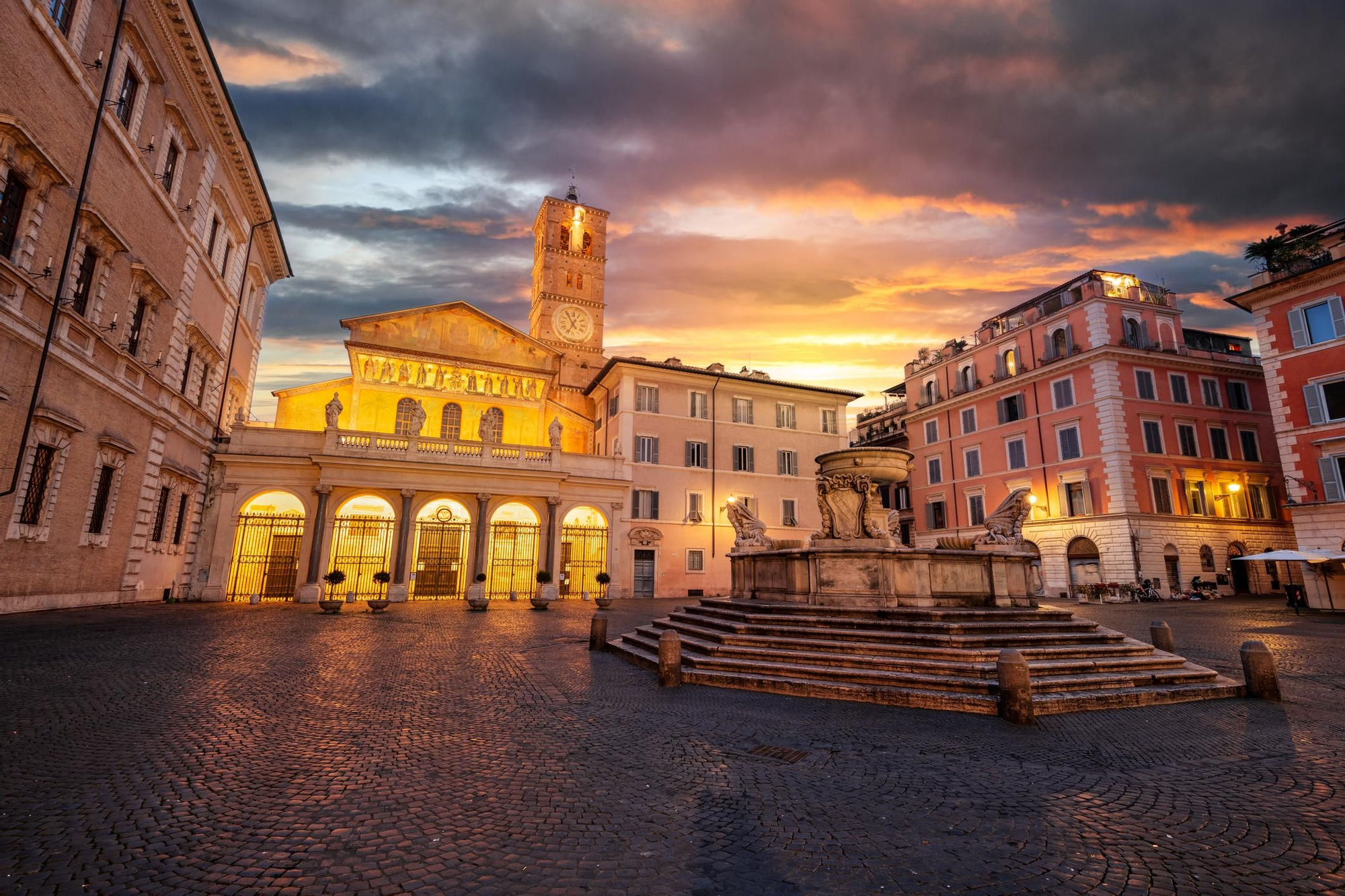 Trastevere y su plaza más famosa: Santa María de Trastevere.