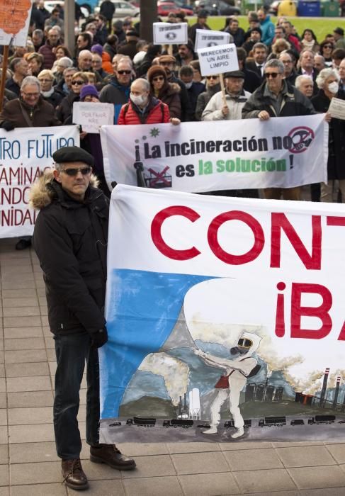 Concentración por un aire limpio frente a la sede de la EMA antes de la reunión de la Comisión de Seguimiento