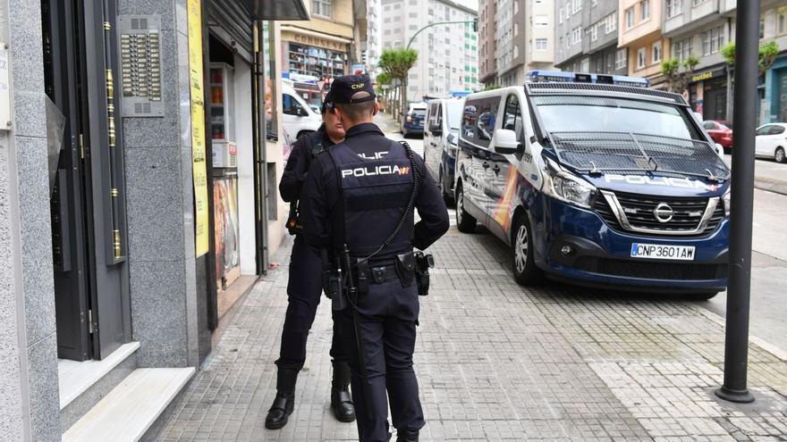 Agentes de la Policía Nacional en una redada contra el tráfico de drogas en un piso de A Coruña. |   // V. ECHAVE
