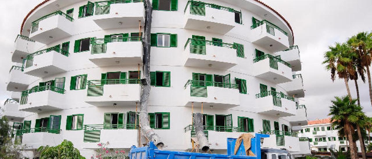 Obras de rehabilitación en los apartamentos Los Salmones de Playa del Inglés en el año 2014.
