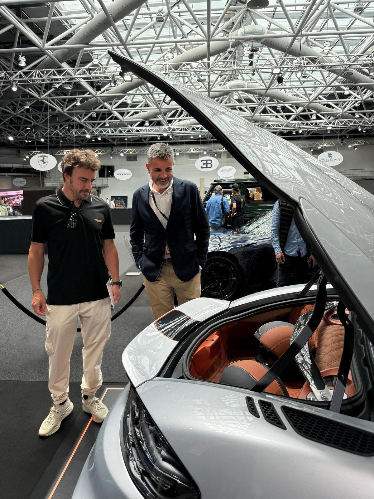 Fernando Alonso i Josep Rubau durant la presentació del vehicle a Mònaco.