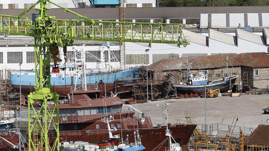 Instalaciones del astillero Metalships &amp; Docks; en el centro y con un barco de madera, está la superficie de Varaderos Pérez Méndez.  // Grobas