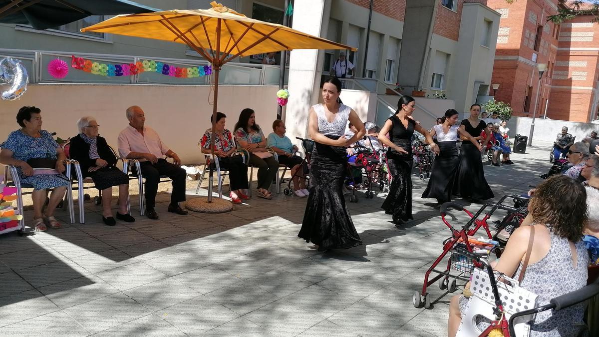Aurelia, familiares y compañeros de residencia disfrutan de la actuación de &quot;Alboreá&quot;