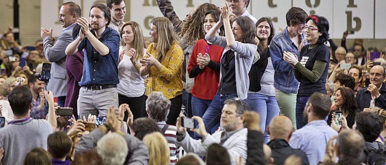 Pablo Iglesias, junto a Pilar LIma y otros de los integrantes de la nueva dirección estatal, en un mitin de 2019 en València.