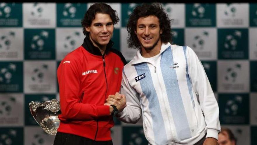 Rafa Nadal y Juan Mónaco estrechan sus manos en el sorteo de la final de la Copa Davis que tuvo lugar ayer en Sevilla. / marcelo del pozo