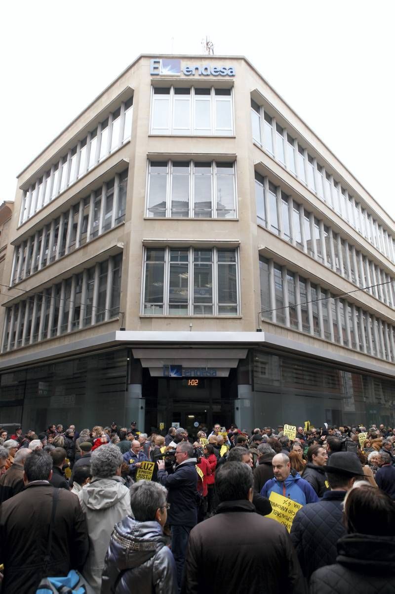 Fotogalería: Protesta por el precio de la luz en Zaragoza