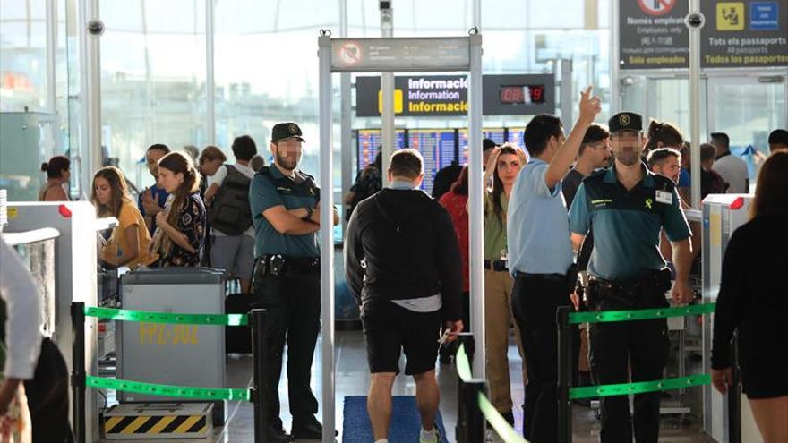 La Guardia Civil apacigua el aeropuerto de El Prat