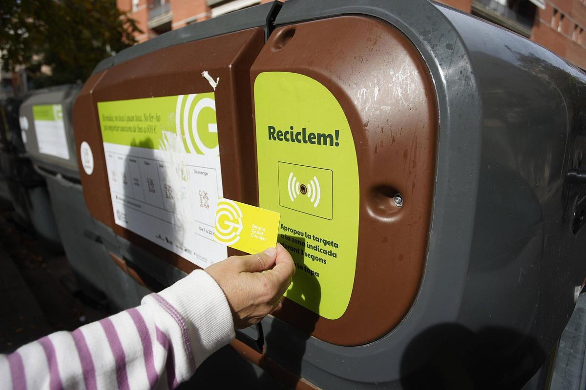 Un usuari utilizant la targeta per obrir un contenidor.