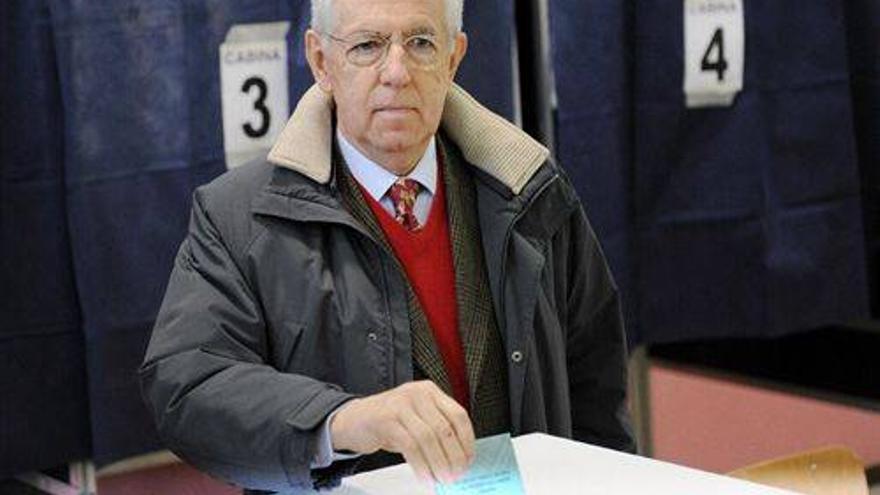 Monti hace un llamamiento a la esencia de la democracia tras depositar su voto