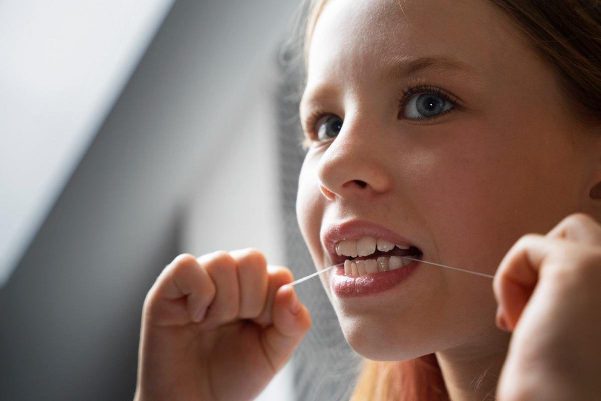 El uso de la seda dental es recomendado a partir de los seis años