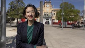 La alcaldesa de Santa Coloma, Núria Parlon (PSC), frente al Ayuntamiento de Santa Coloma.