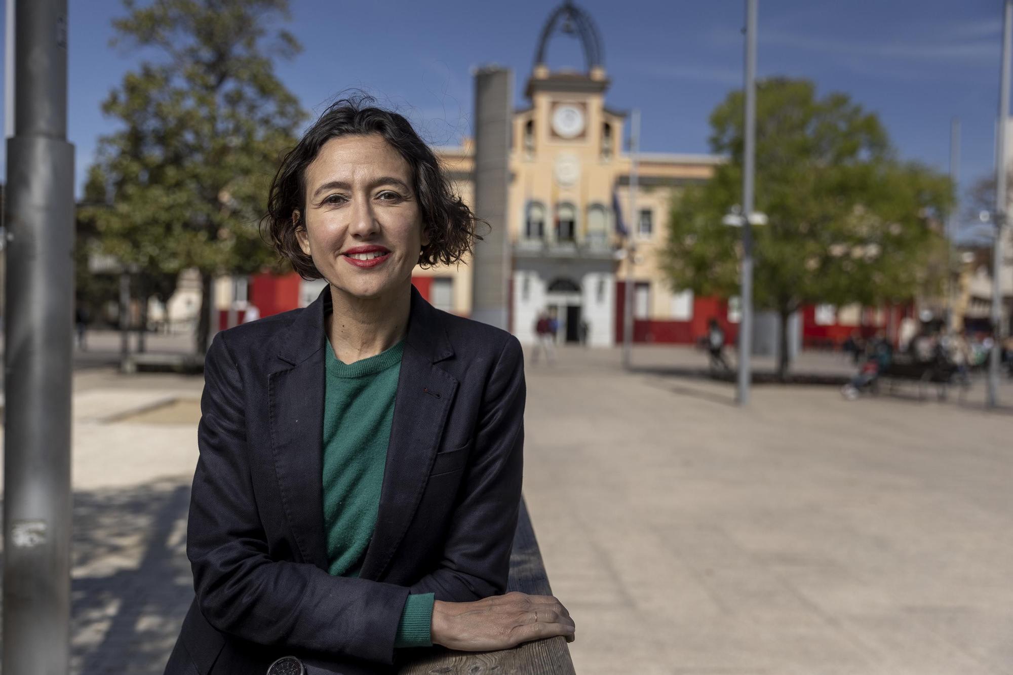 La alcaldesa de Santa Coloma, Núria Parlon (PSC), frente al Ayuntamiento de Santa Coloma.