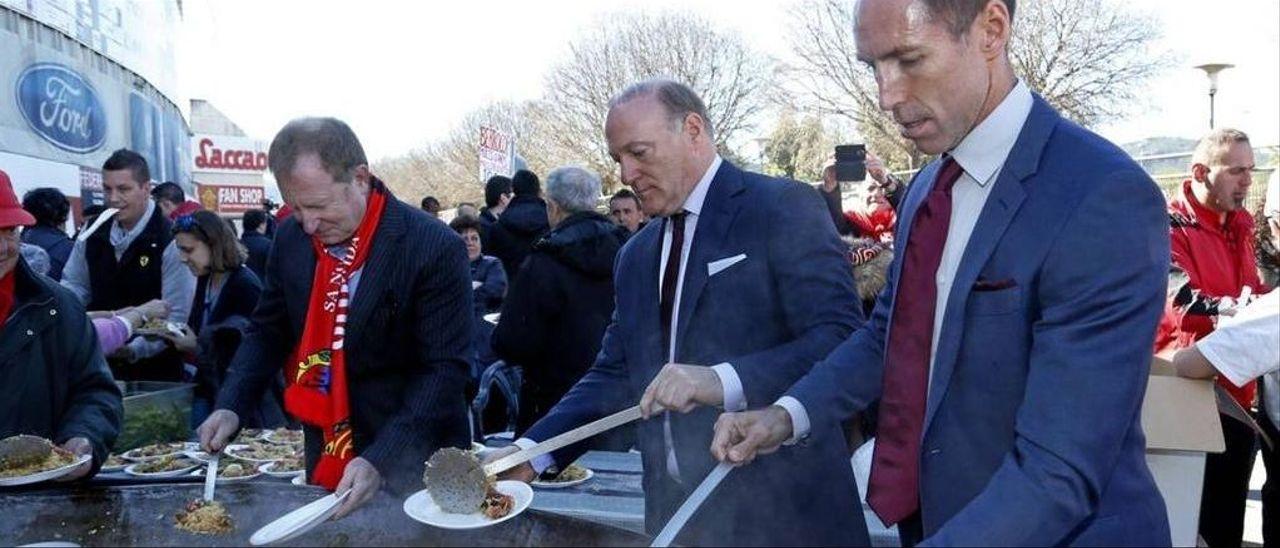 Sarver, Kohlberg y Nash, en Son Moix, sirviendo paella.