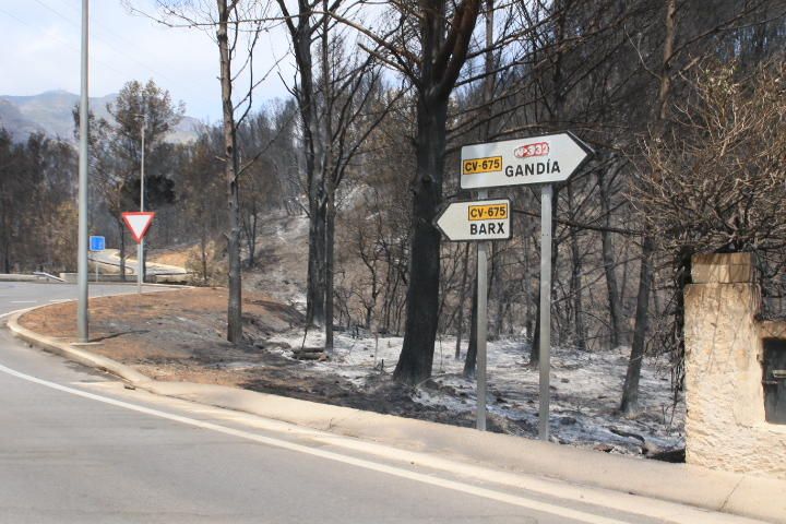 Incendio forestal entre Pinet, La drova y Marxuquera