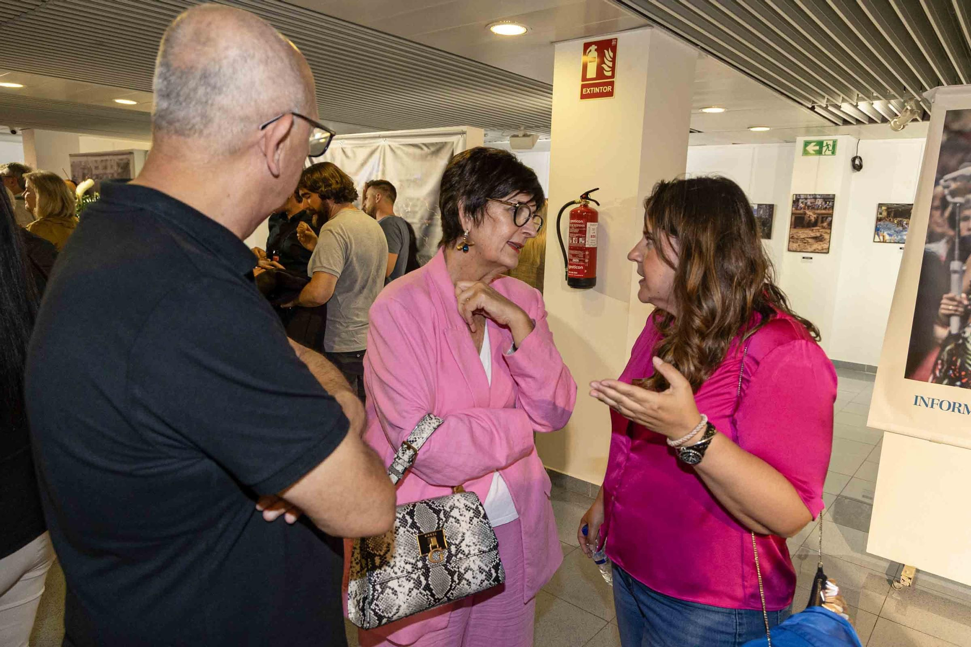 lleno total en la inauguración de INFotoperiodistas 2024,. un año de fotografía de prensa en Alicante