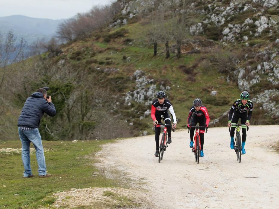 Subida de reconocimiento al final de la etapa de la Vuelta a España en Nava