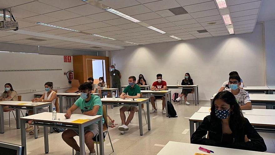 Alumnes fent un examen de les PAU a la Universitat de Lleida