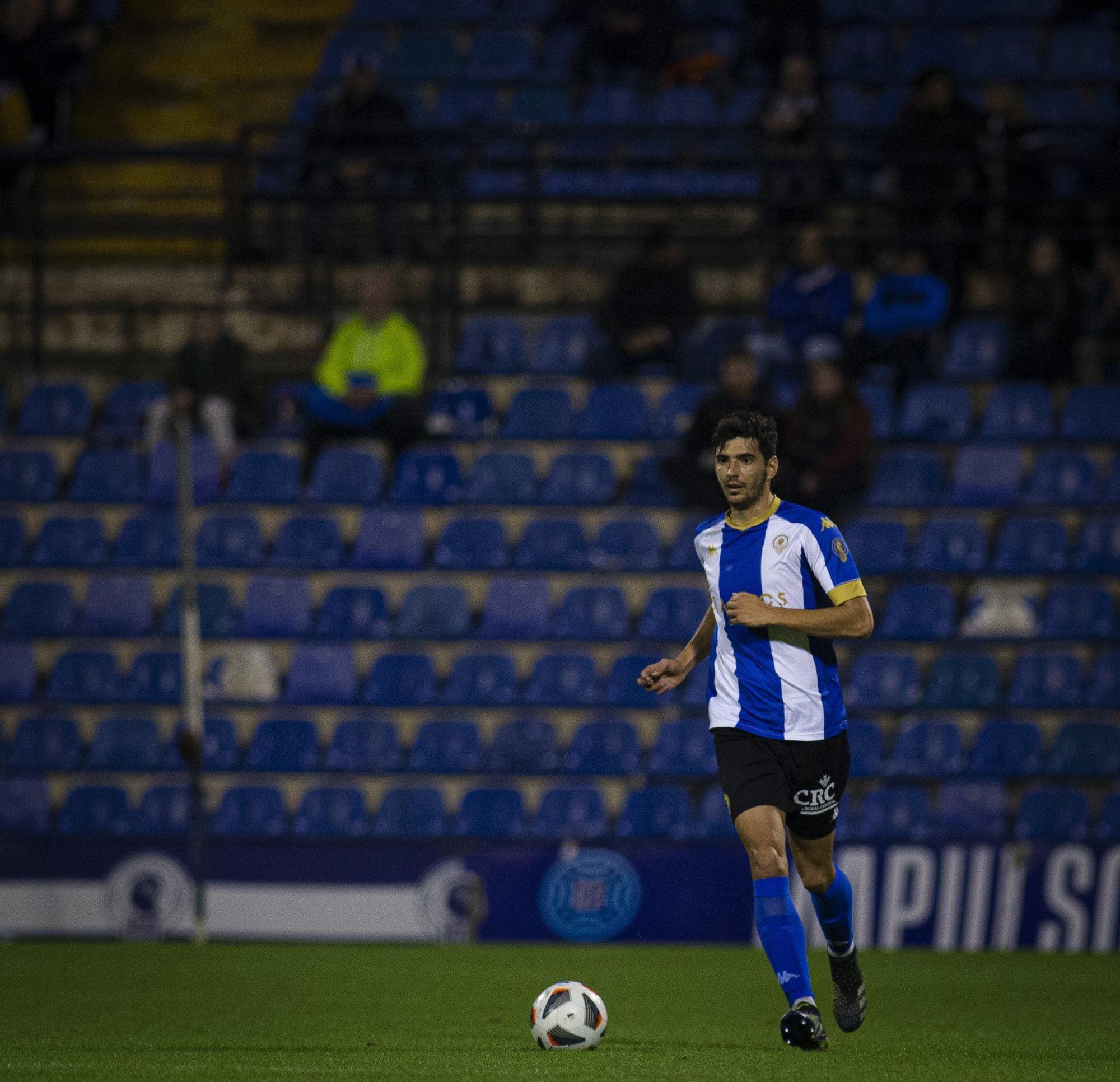 Dani Marín saca la pelota en el Rico Pérez.