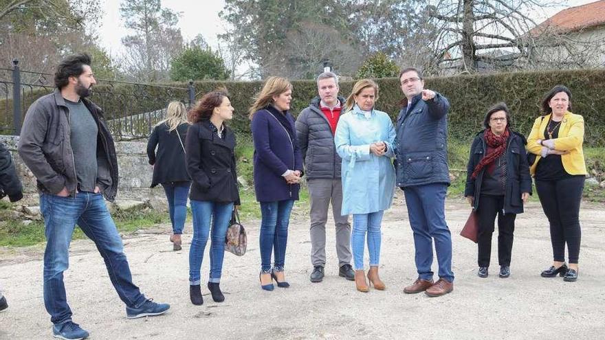 Carmela Silva conoció el proyecto del parque en su visita a la localidad. // Anxo Gutiérrez