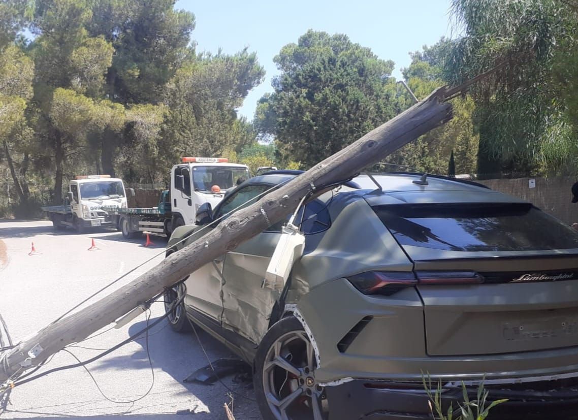 Un poste desplomado tras la colisión de un Lamborghini y un Range Rover en Ibiza