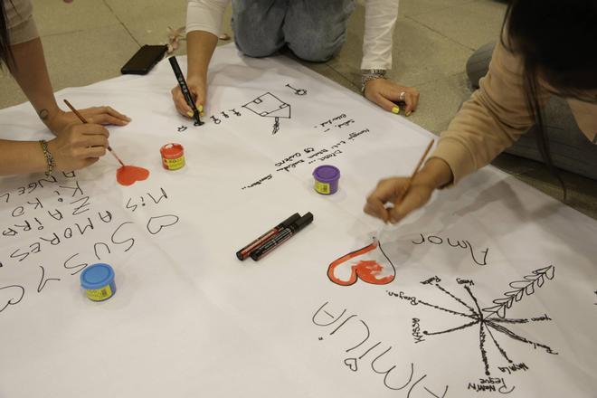 Un mural efímero celebra los 600 años del pueblo gitano en Gijón (en imágenes)