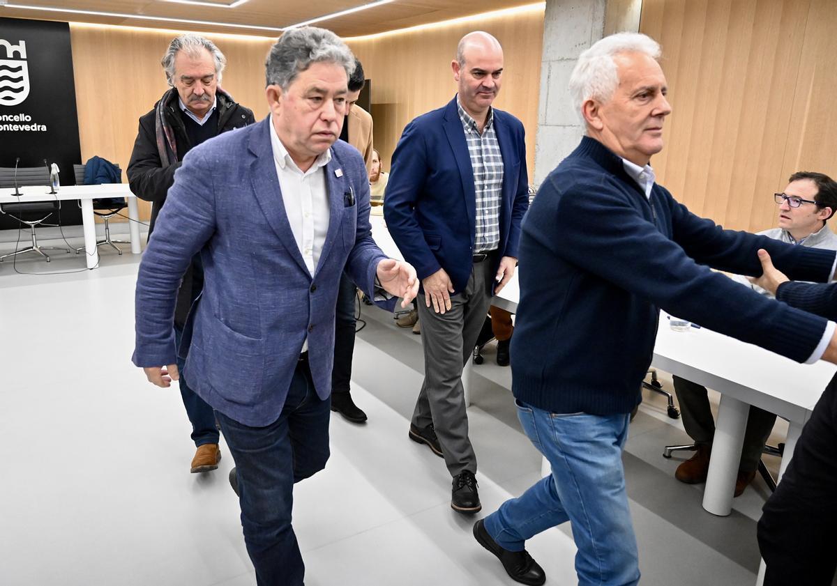 Miguel Anxo Fernández Lores, Félix Juncal y Luciano Sobral, ayer antes del inicio de la reunión.