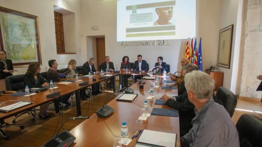 El comité del 75 aniversario de la muerte del poeta se celebró ayer en Elche .