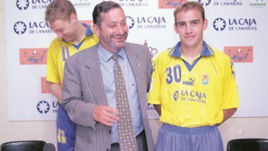 Ángel Luis, sonriente junto a Eloy Jiménez, goleador clave en el retorno a Segunda A y a Primera División.