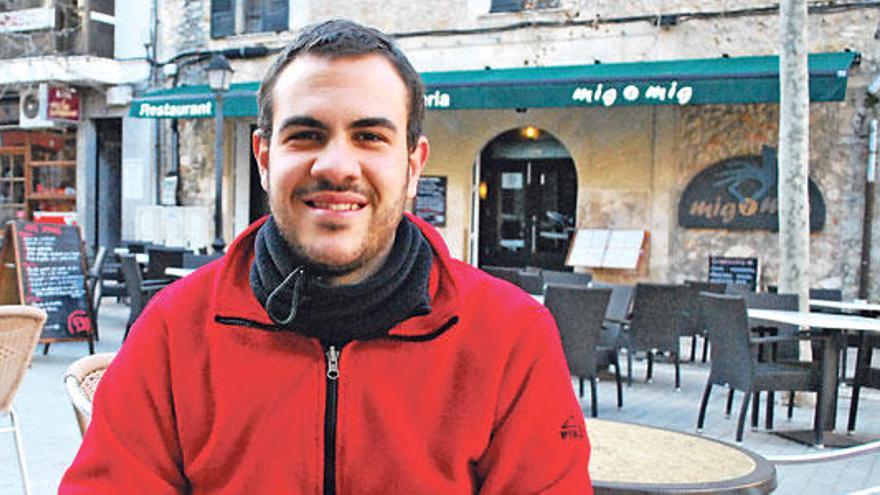 Rafel Perelló (Manacor, 1992), en una terraza del centro de Manacor.